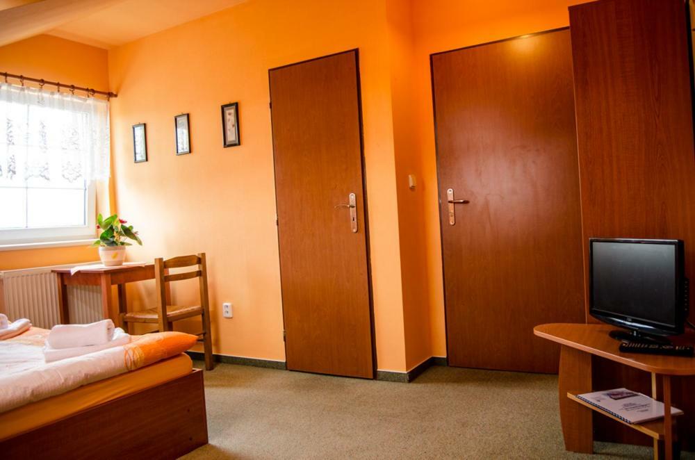 Penzion Vinarna U Hroznu Hotel Veseli nad Moravou Ngoại thất bức ảnh