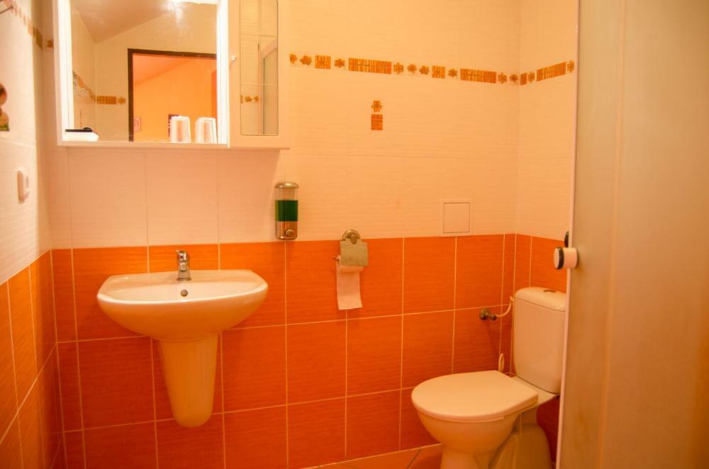Penzion Vinarna U Hroznu Hotel Veseli nad Moravou Ngoại thất bức ảnh