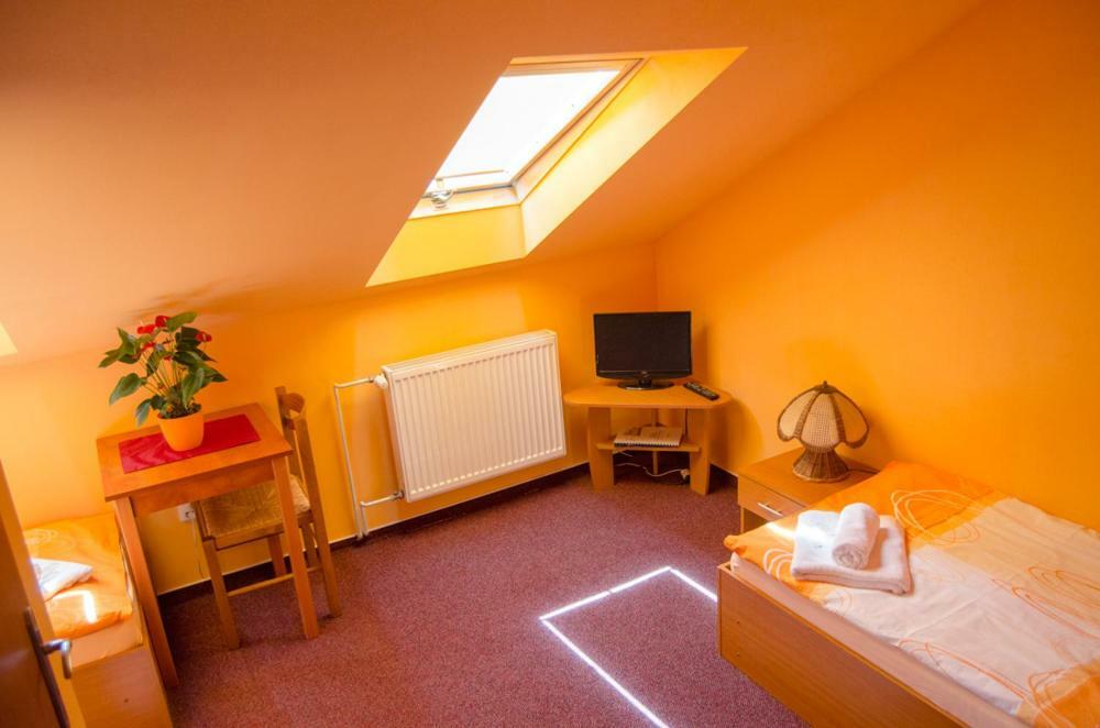 Penzion Vinarna U Hroznu Hotel Veseli nad Moravou Ngoại thất bức ảnh