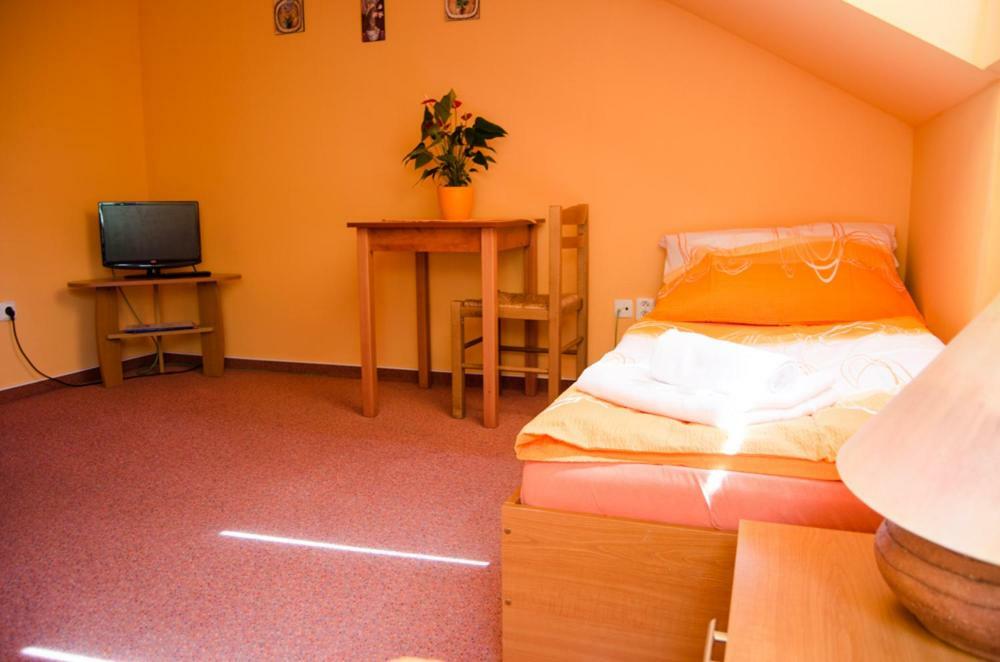 Penzion Vinarna U Hroznu Hotel Veseli nad Moravou Ngoại thất bức ảnh